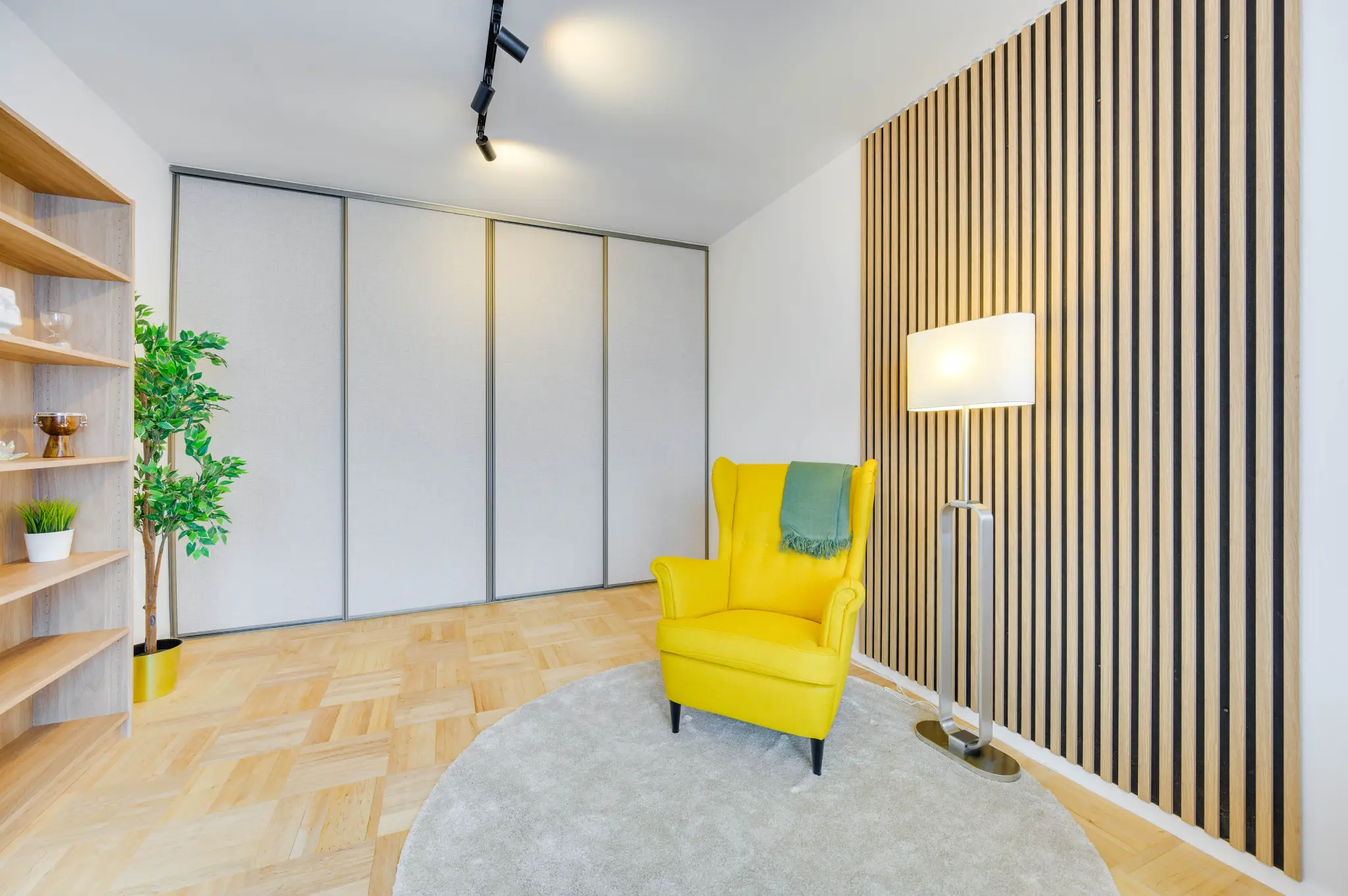 Pokój z żółtym fotelem po